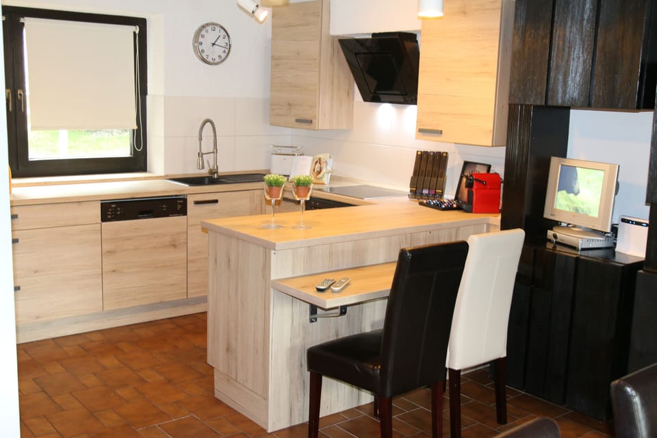 Luxury House, Private Bathroom | Shared kitchen | Highchair