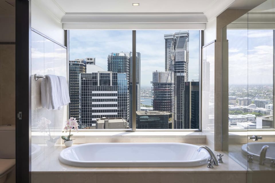 Jamison Club Executive Suite, Business Lounge Access (High Floor, Partial Water View) | Bathroom | Separate tub and shower, free toiletries, hair dryer, bathrobes