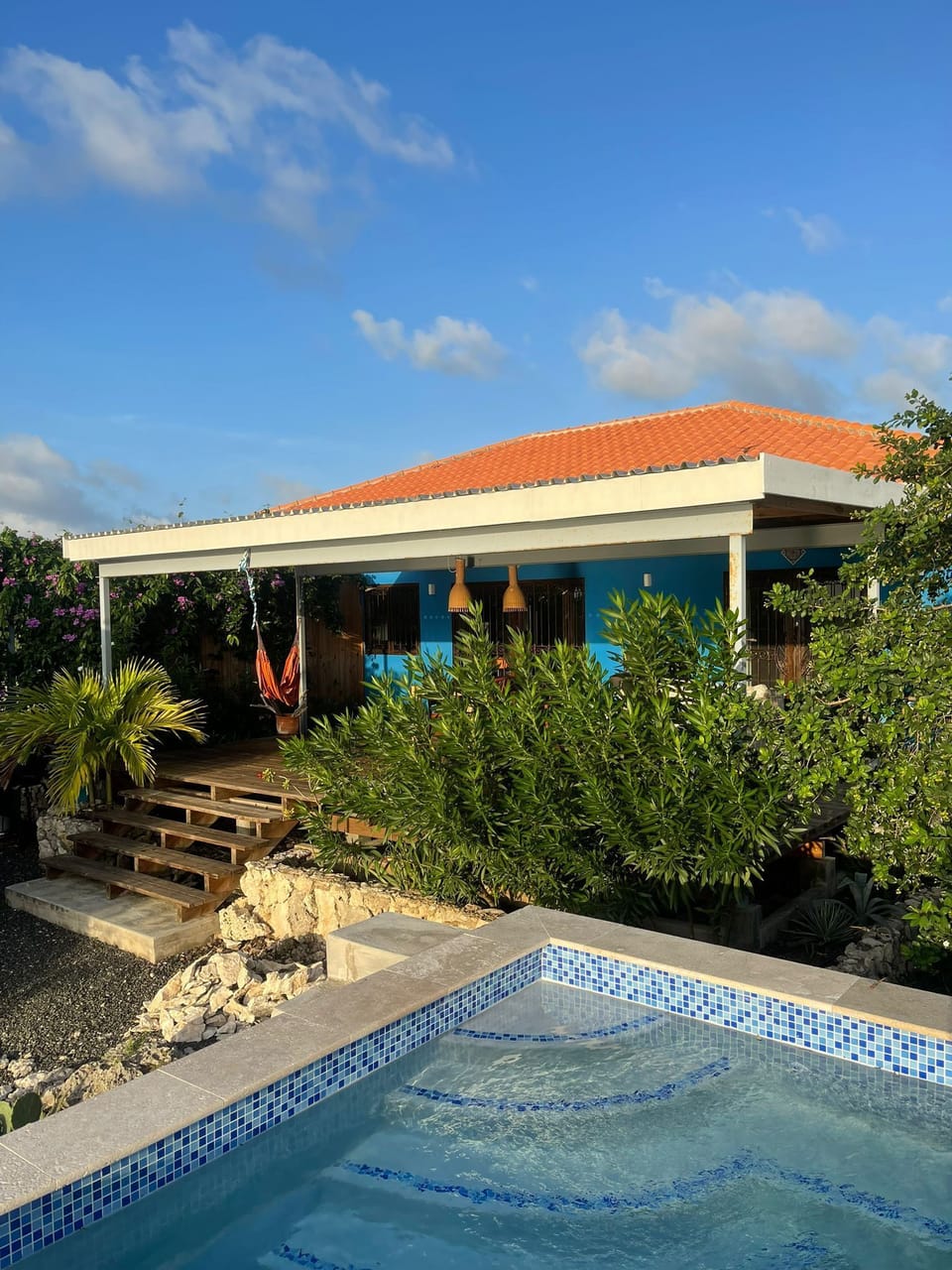 Private plunge pool is right off the deck on the edge of the cliff.