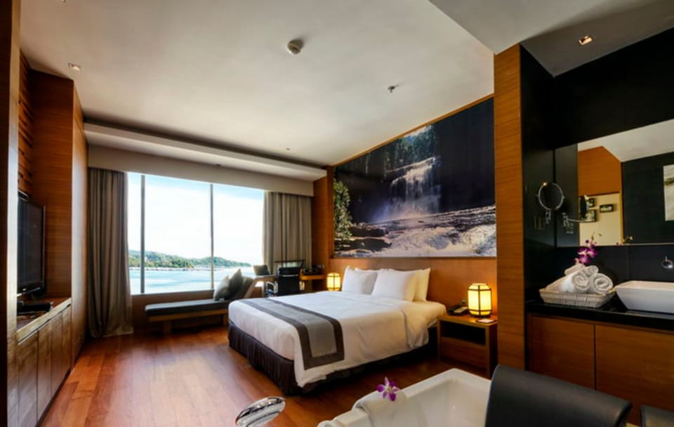 Grand Deluxe Suite | Minibar, in-room safe, desk, soundproofing