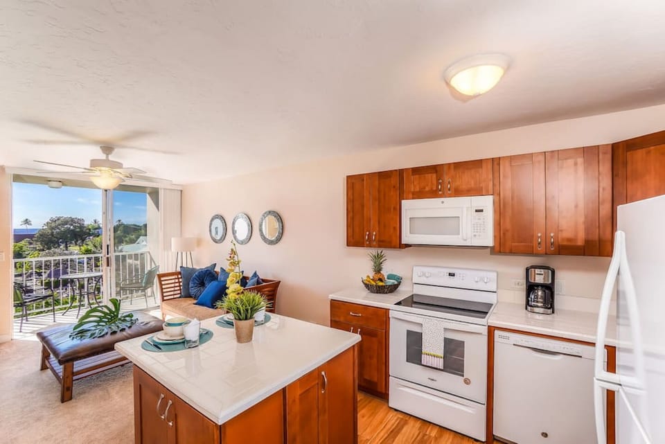 Full kitchen with everything to prep delicious meals