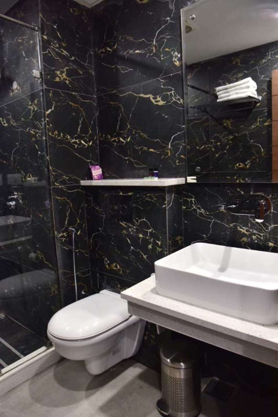 Shower, hydromassage showerhead, free toiletries, towels