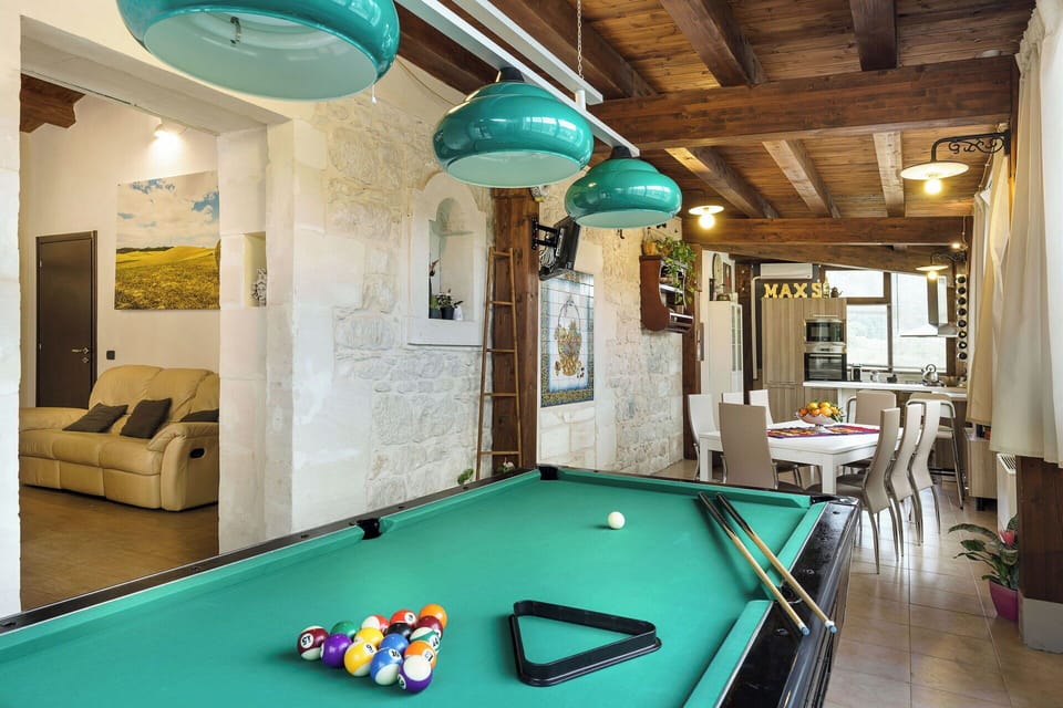 Pool table