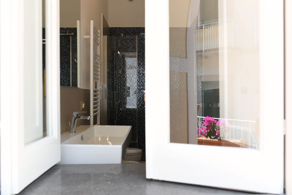 Deluxe Double Room (Room 2) | Bathroom | Shower, rainfall showerhead, free toiletries, hair dryer