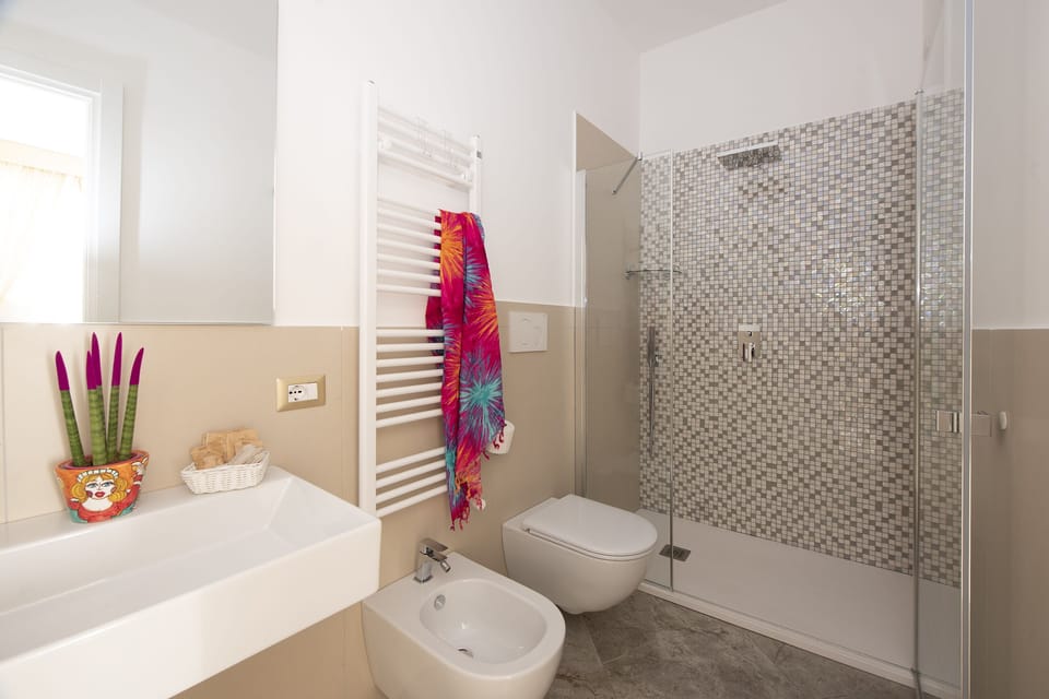 Deluxe Double Room (Room 3) | Bathroom | Shower, rainfall showerhead, free toiletries, hair dryer