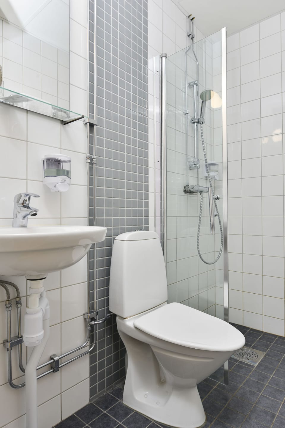 Standard Single Room | Bathroom | Shower, hair dryer, towels