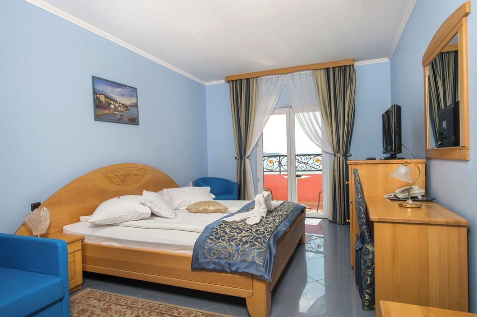 Standardna dvokrevetna soba, pogled na more | Hypo-allergenic bedding, minibar, in-room safe, desk