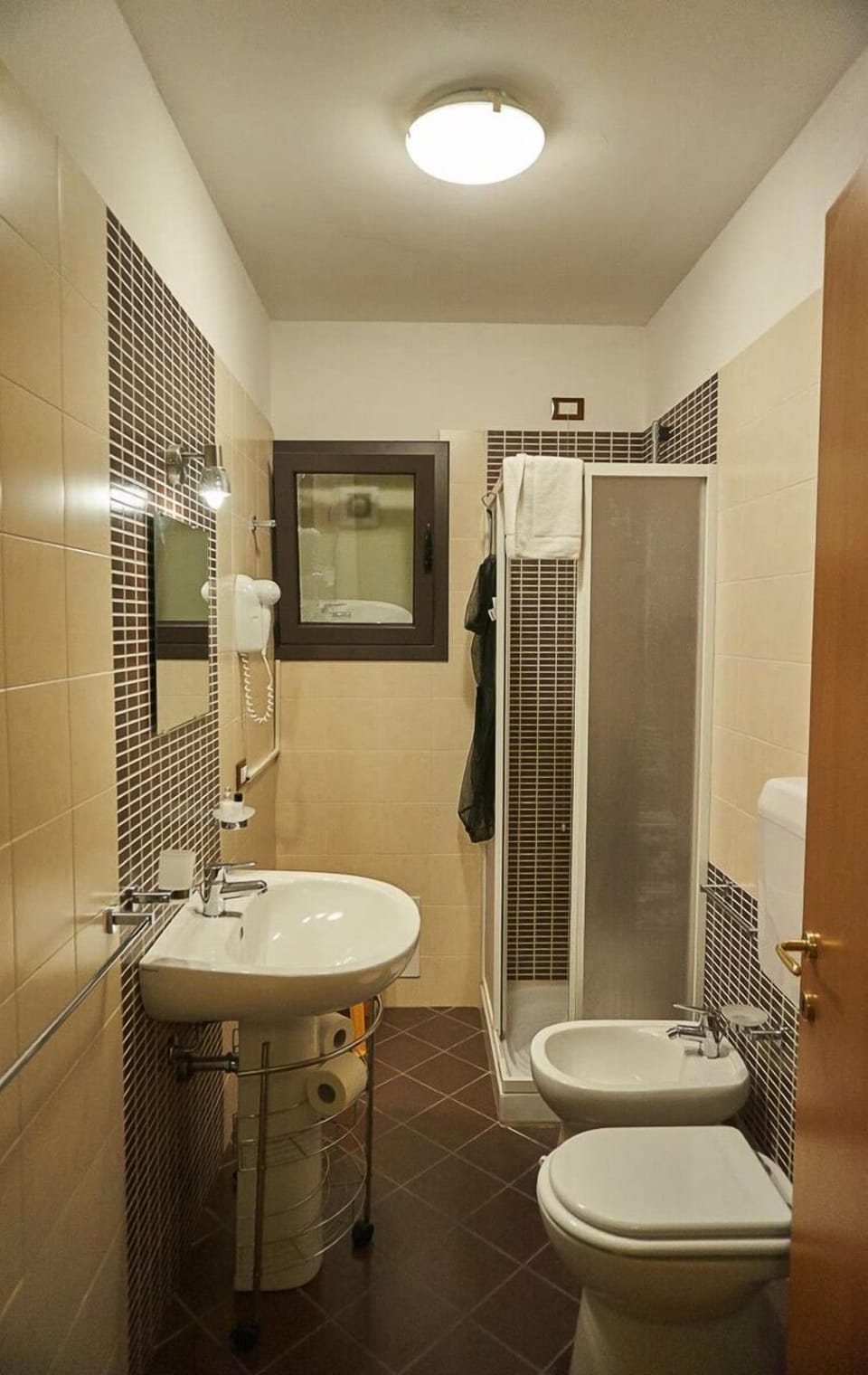 Comfort Double Room | Bathroom | Free toiletries, hair dryer, bidet, towels