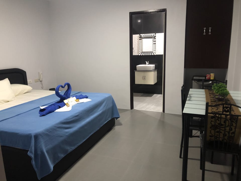 Deluxe Room | Minibar, in-room safe, blackout drapes, soundproofing