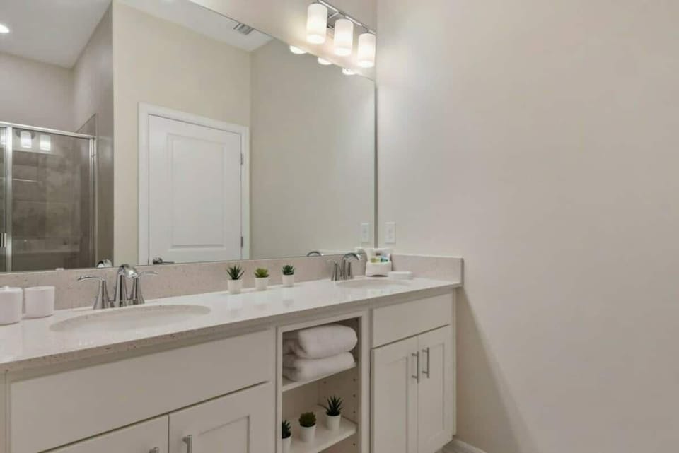 Main bathroom vanity