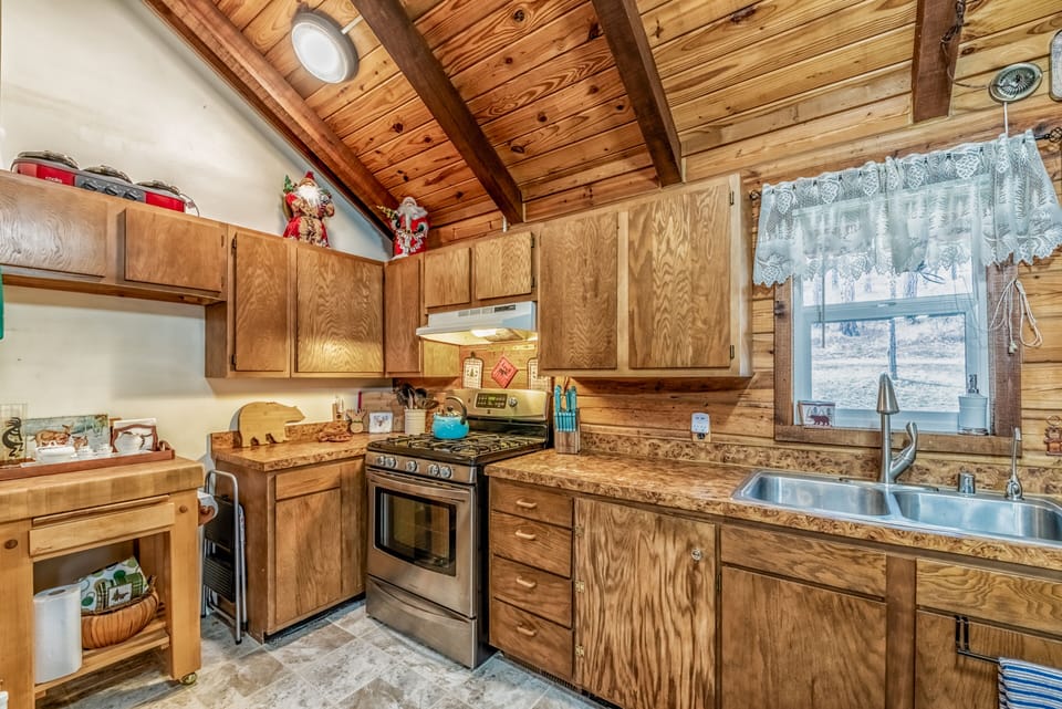 Fully stocked kitchen provides all of your basic kitchen tools.