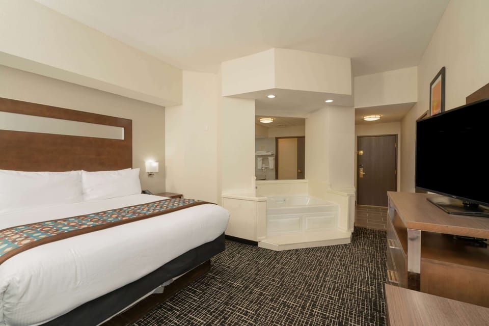 Deluxe Studio Suite, 1 King Bed, Non Smoking | Premium bedding, pillowtop beds, desk, blackout drapes