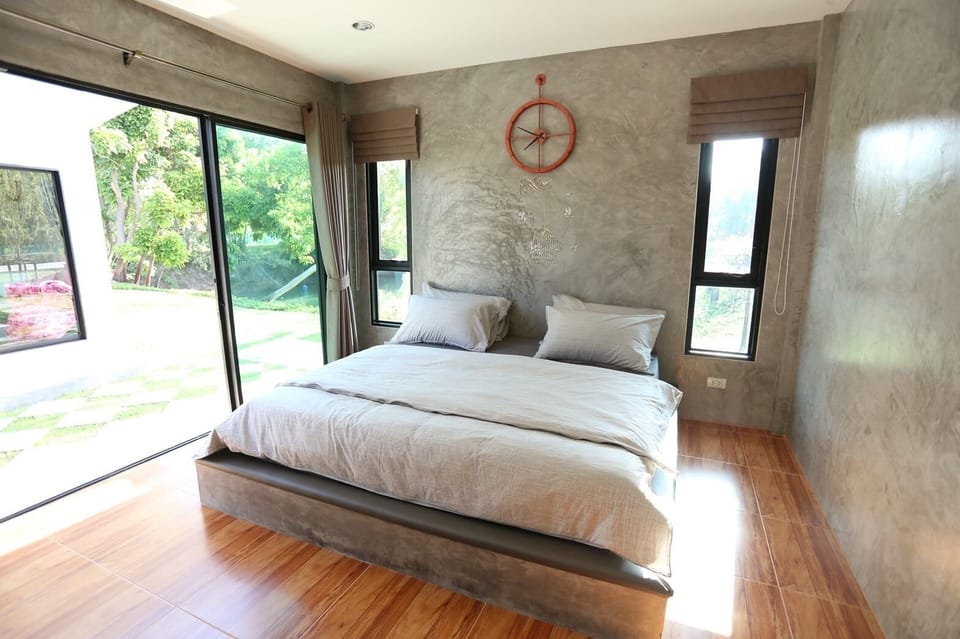 Classic Studio, 1 King Bed, Non Smoking, Private Bathroom | Minibar, blackout drapes, free WiFi