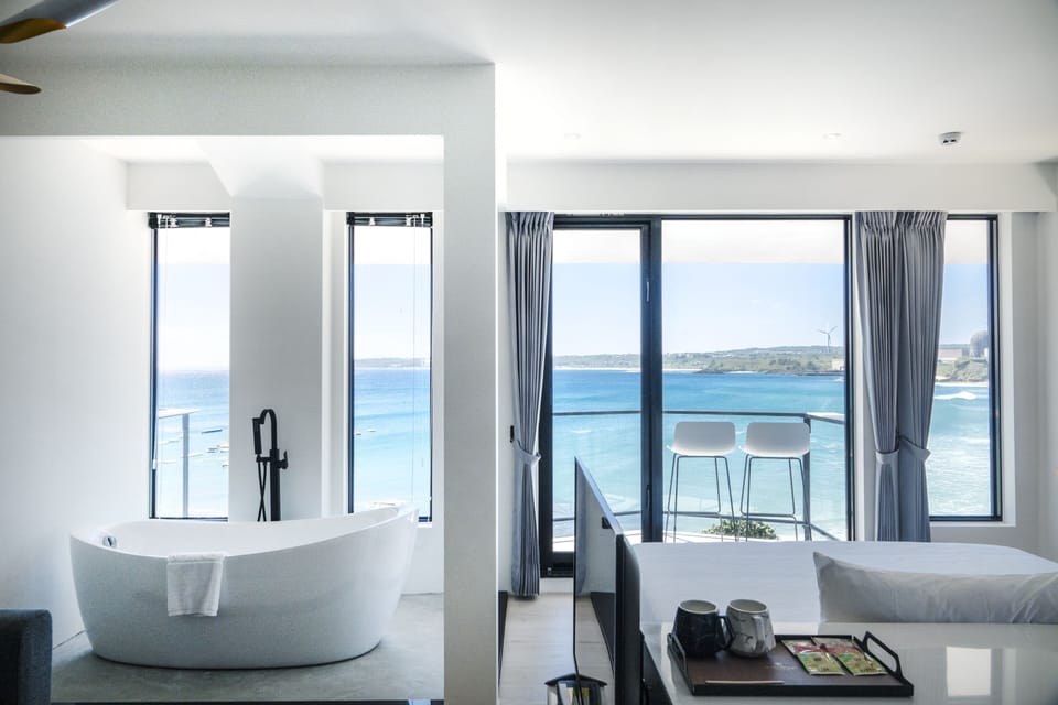 Deluxe Oceanfront Room with Balcony | Premium bedding, down comforters, pillowtop beds, free minibar