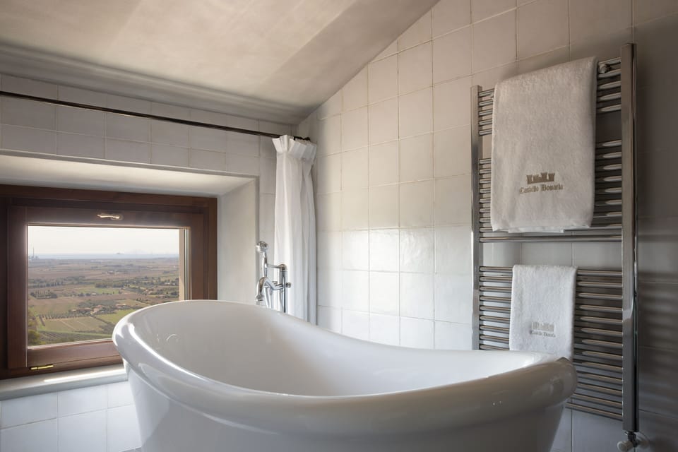 Deluxe Suite | Bathroom | Free toiletries, hair dryer, bathrobes, slippers