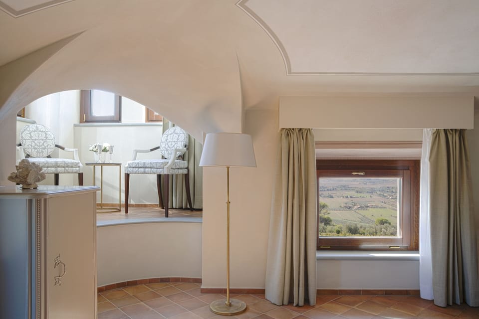 Deluxe Suite | Minibar, in-room safe, desk, blackout drapes