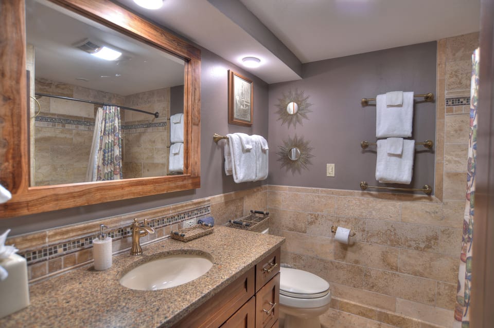 Spacious bathroom with tub/shower combo