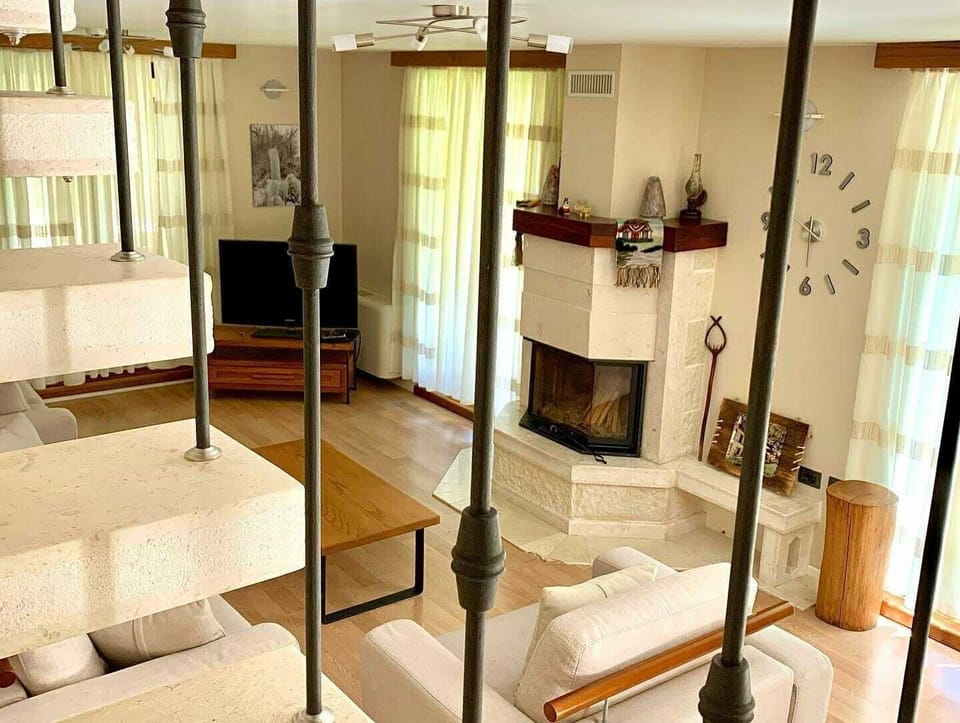 Comfort Apartment, Mountain View | Living room | Flat-screen TV, books