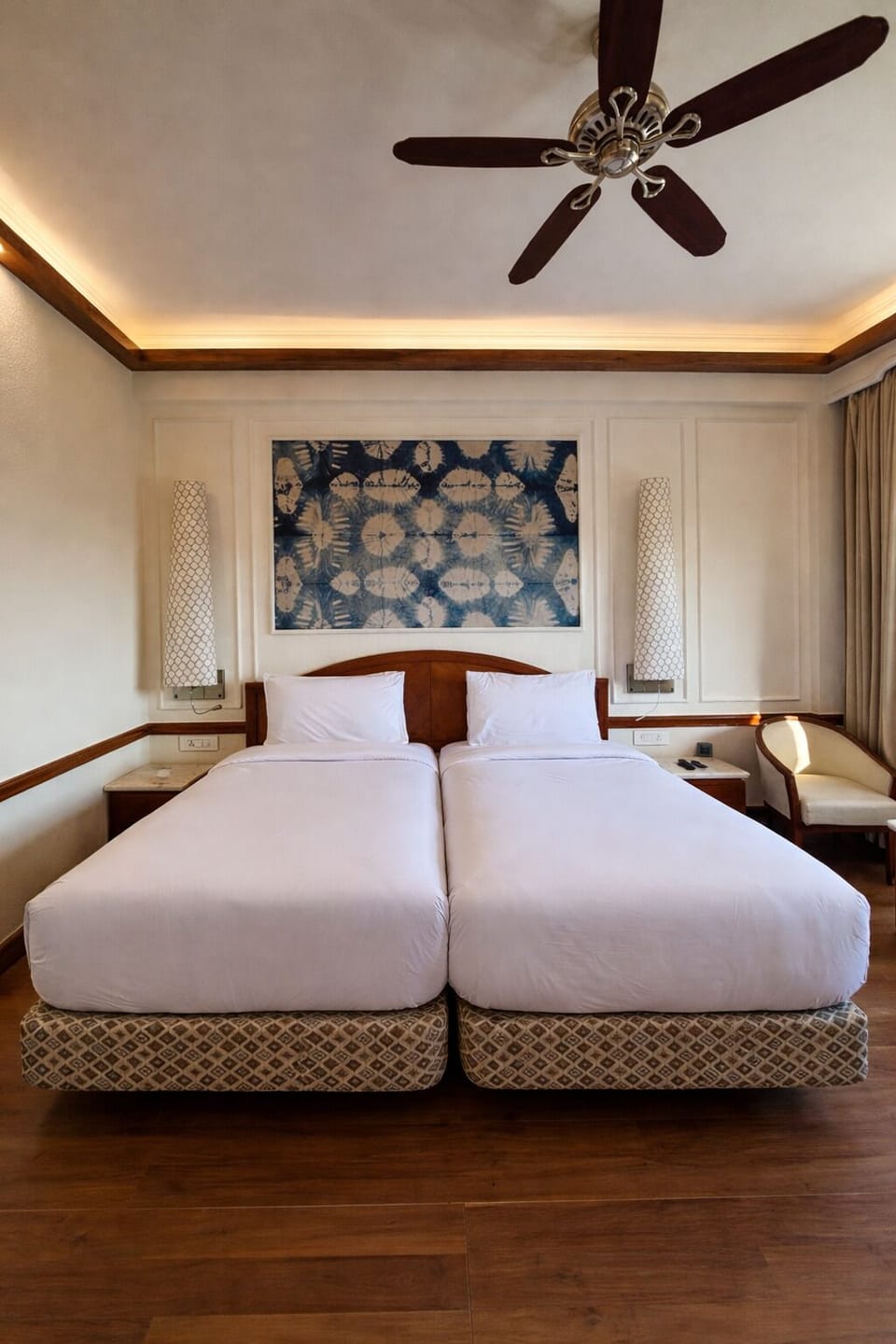 Deluxe Twin Room | Minibar, in-room safe, desk, laptop workspace