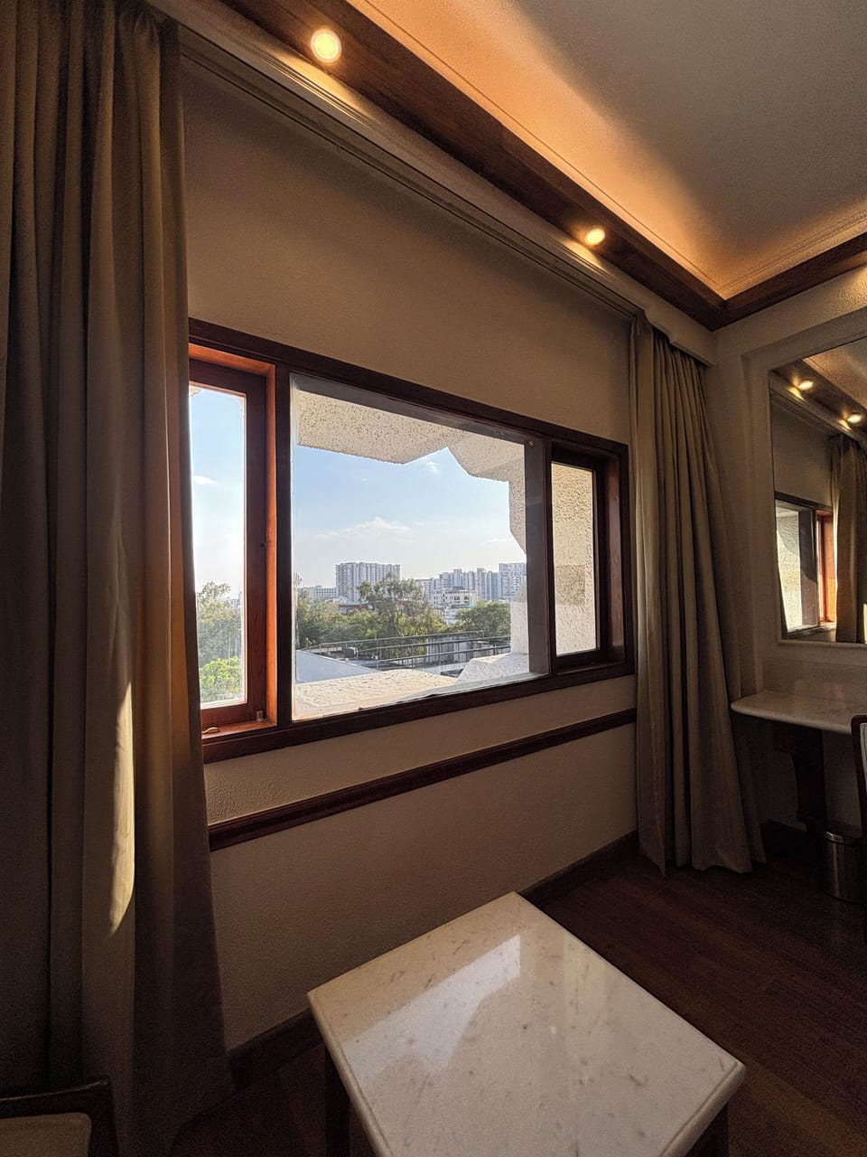 Deluxe Twin Room | Minibar, in-room safe, desk, laptop workspace