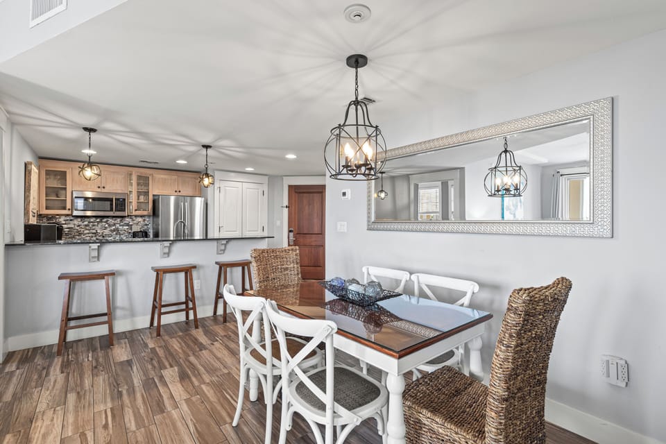 Dining Area w/ 6 seats