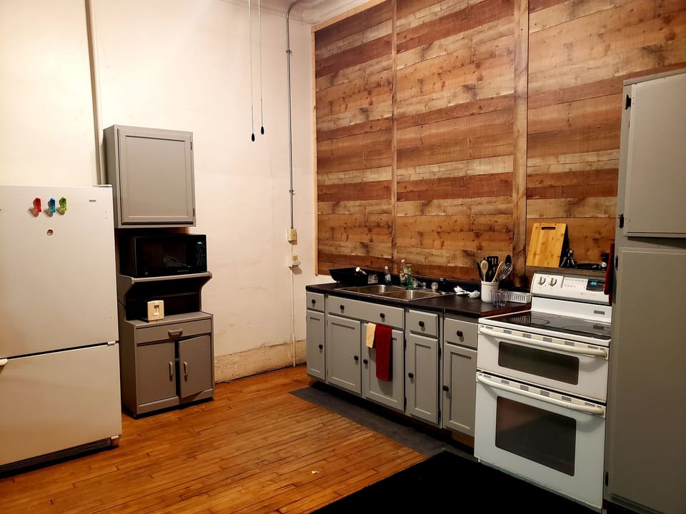 Full kitchen area 