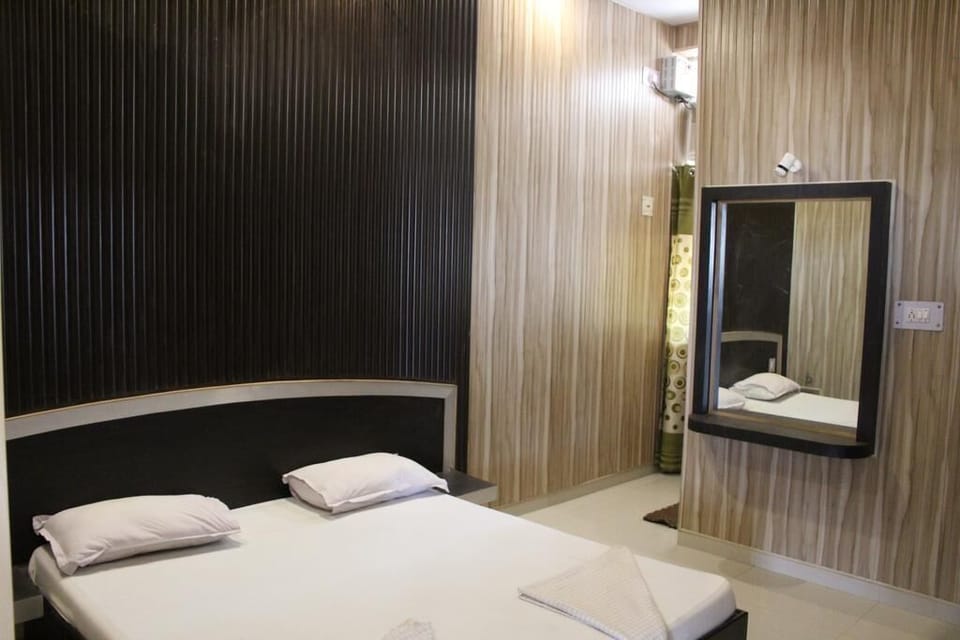 Deluxe Double Room | Living area | Flat-screen TV