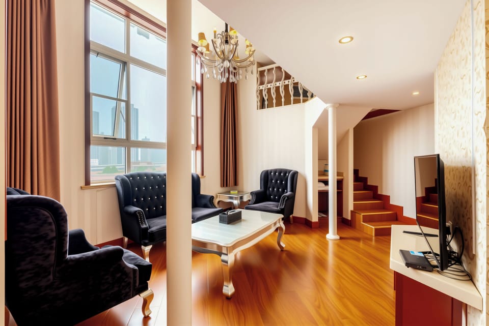 Suite | Desk, blackout drapes, WiFi (free), bed sheets