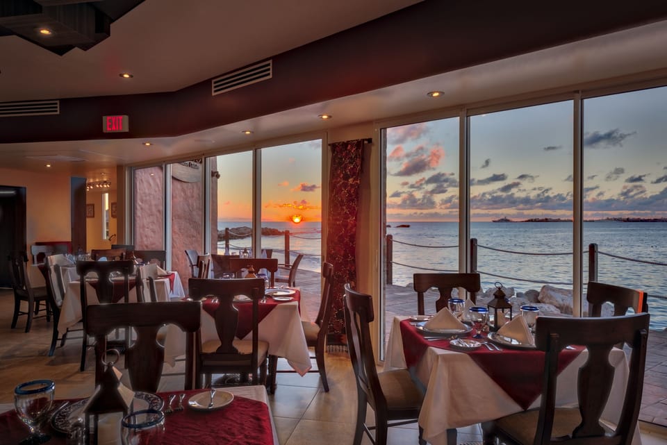 3 restaurants; breakfast, lunch, and dinner served