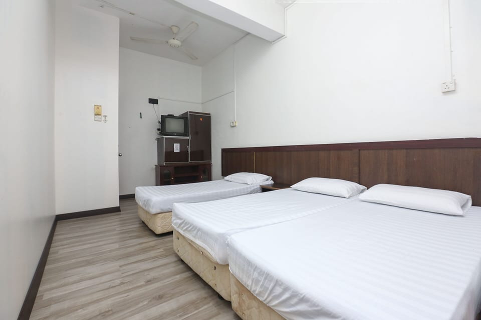 Deluxe Triple Room | Desk, WiFi (free), bed sheets