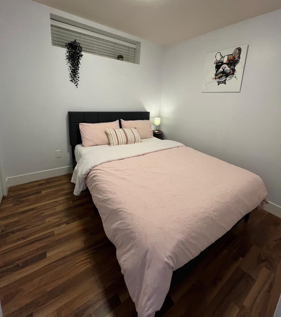 Bedroom 2 w/queen bed
