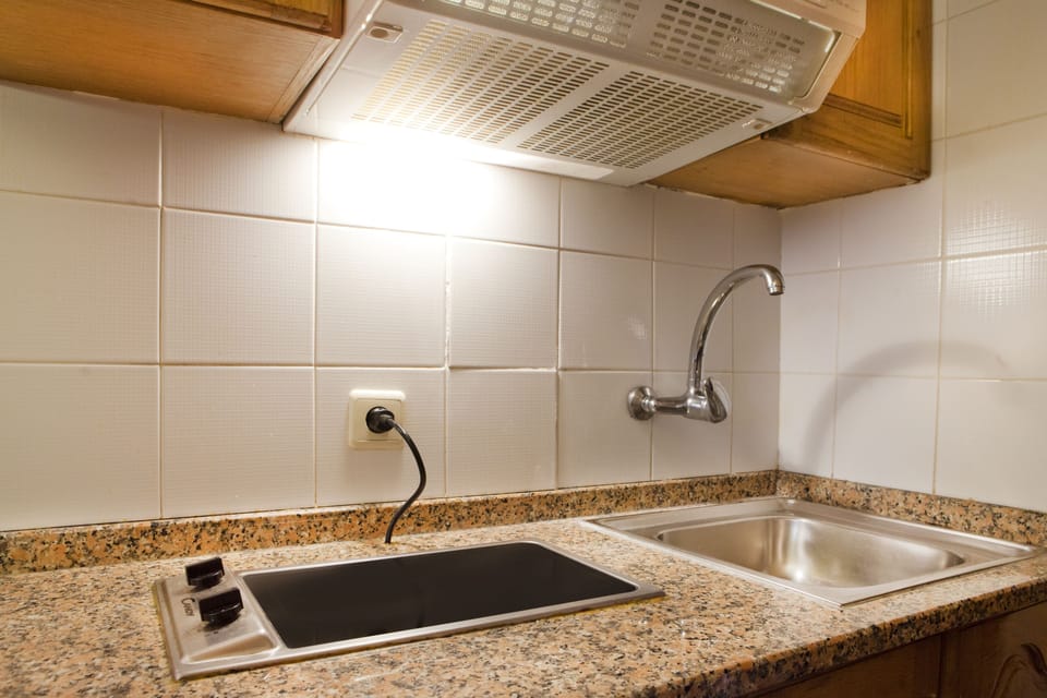 Fridge, cookware/dishes/utensils