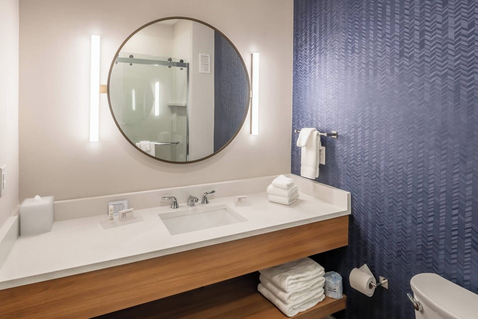 Combined shower/tub, free toiletries, hair dryer, towels