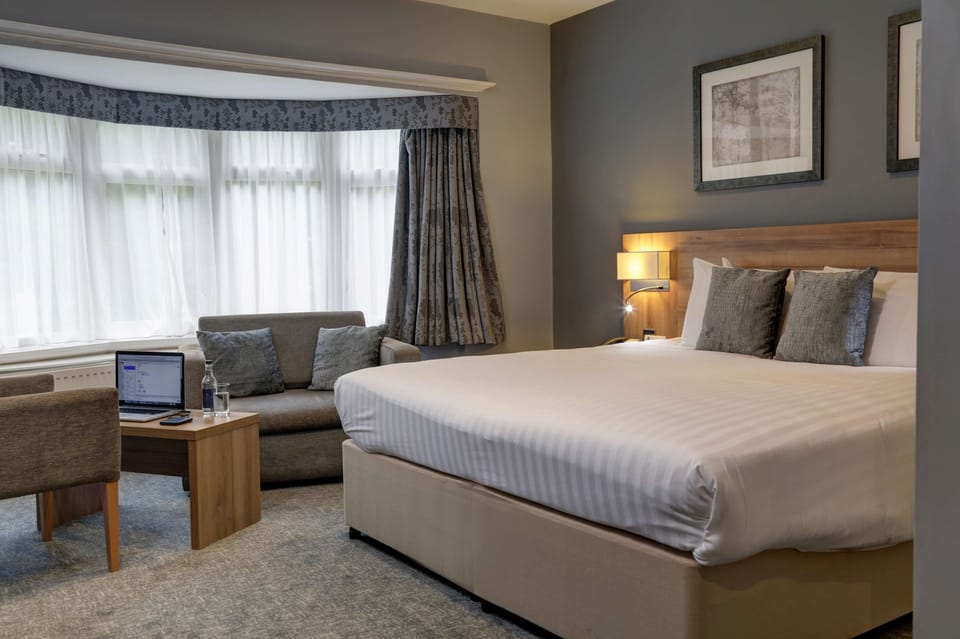 In-room safe, desk, laptop workspace, soundproofing