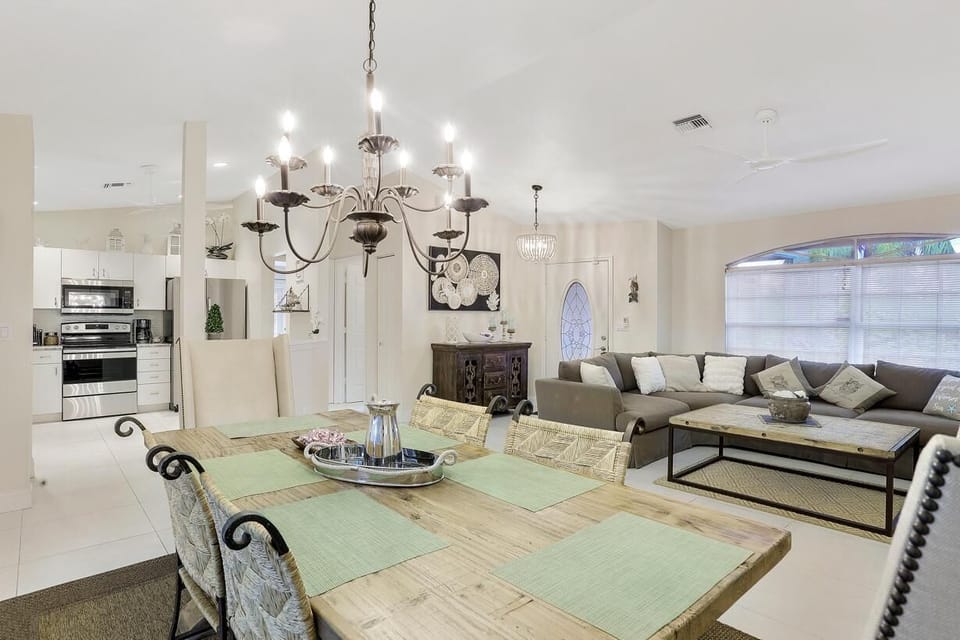House, 2 Queen Beds (Quiet inland home with pool, two quee) | Living room | TV