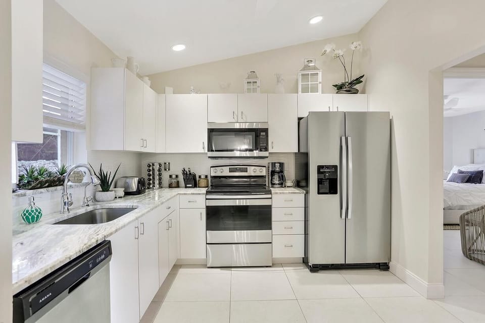 House, 2 Queen Beds (Quiet inland home with pool, two quee) | Private kitchen | Fridge, microwave, oven, stovetop