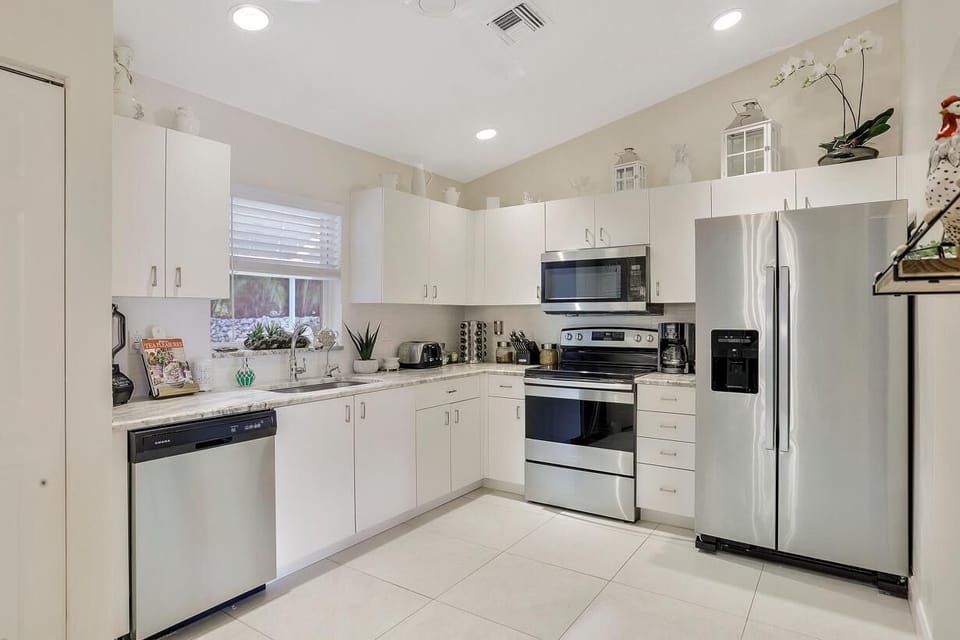 House, 2 Queen Beds (Quiet inland home with pool, two quee) | Private kitchen | Fridge, microwave, oven, stovetop