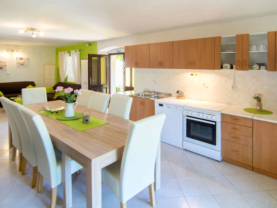 Countertop, Furniture, Room, Property, Kitchen, Cabinetry, Interior Design, Building, Floor, House