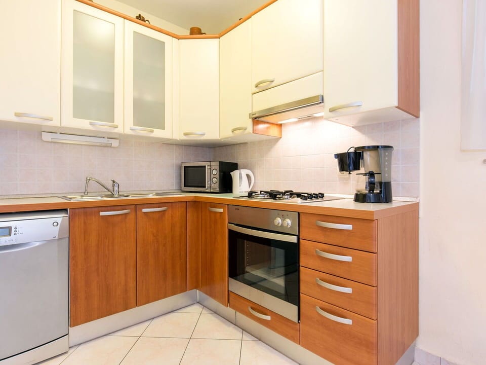 Cabinetry, Countertop, Kitchen Sink, Sink, Building, Furniture, Tap, Property, Drawer, Kitchen