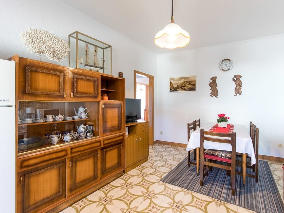 Room, Property, Furniture, Interior Design, Dining Room, Building, Yellow, Real Estate, House, Home