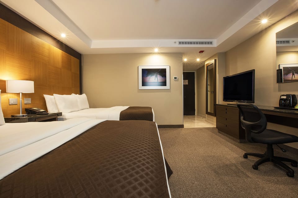 Deluxe Double Room | Hypo-allergenic bedding available, in-room safe, desk, laptop workspace