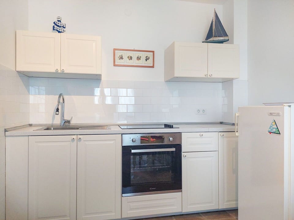 Kitchen Appliance, Kitchen, Cabinetry, Major Appliance, Countertop, Flooring, Wood, Interior Design, Furniture, Cupboard