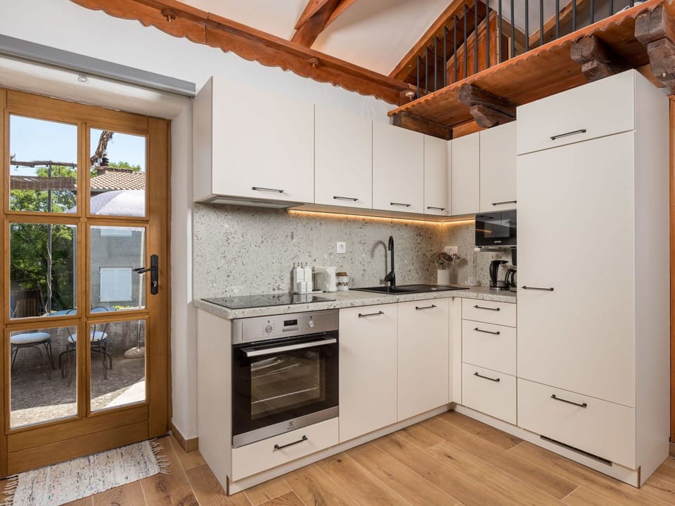 Cabinetry, Building, Countertop, Property, Kitchen Appliance, Kitchen Stove, Wood, Kitchen, Interior Design, Architecture