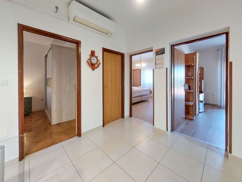 Flooring, Floor, Interior Design, Wood, Ceiling, Wood Flooring, Room, Furniture, Apartment, Door