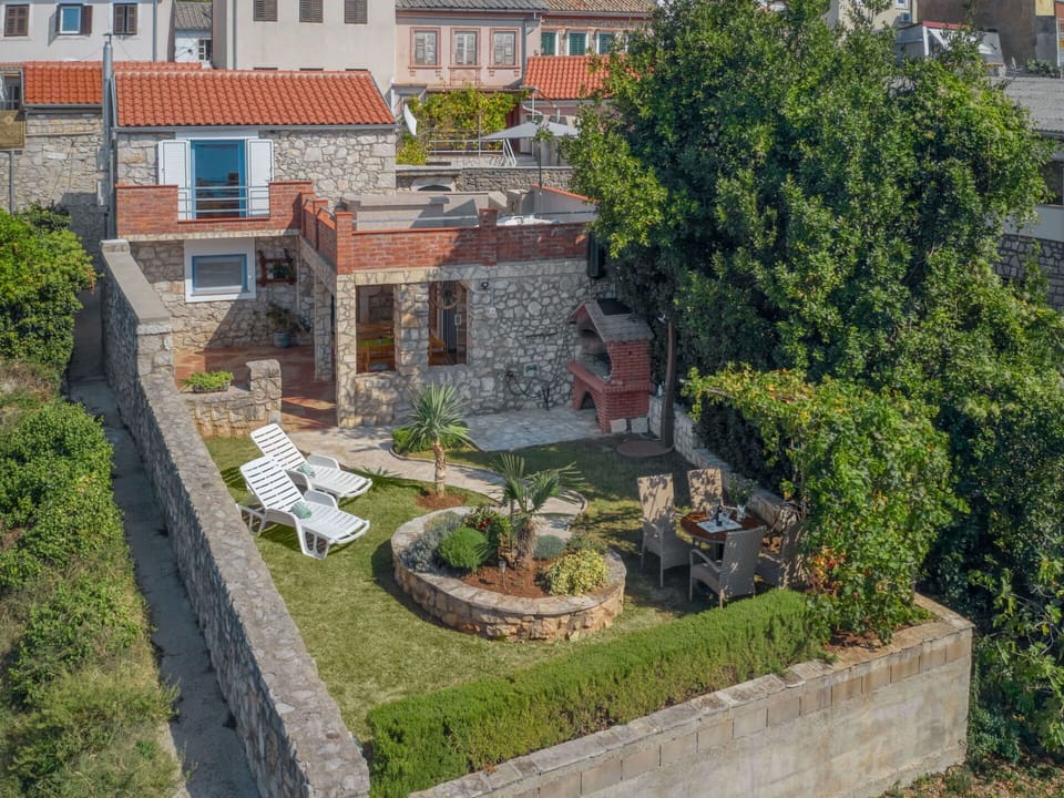 Wall, Building, Window, House, Residential Area, Facade, Roof, Neighbourhood, Architecture, Town