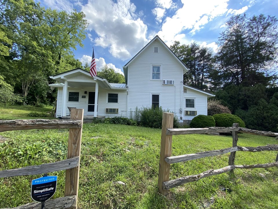 50 Hampton Place; right off private drive from front, just off 441