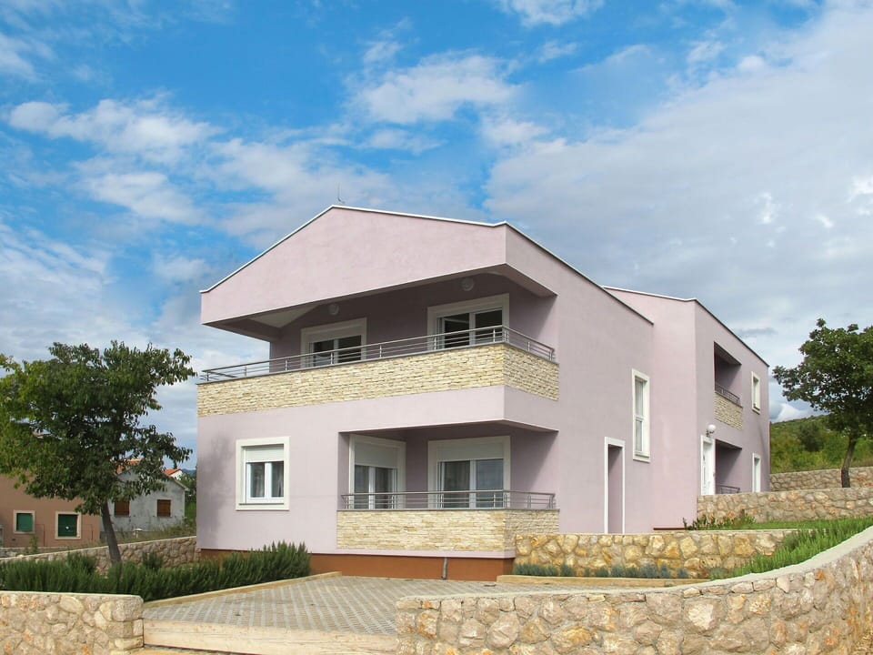 Cloud, Plant, Sky, Building, Window, House, Tree, Land Lot, Residential Area