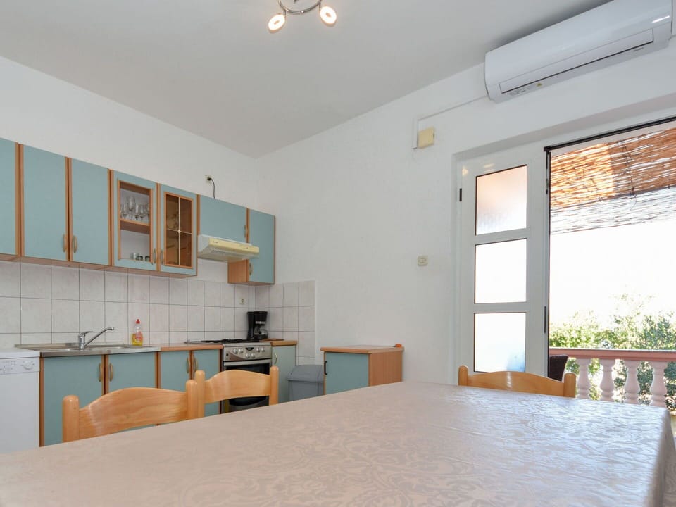 Property, Table, Furniture, Chair, Window, Cabinetry, Building, Wood, Lighting, Interior Design