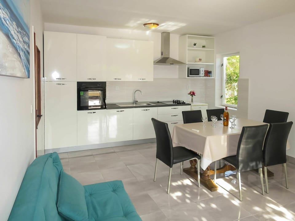 Property, Room, Furniture, Building, Floor, Interior Design, House, Table, Living Room, Wall