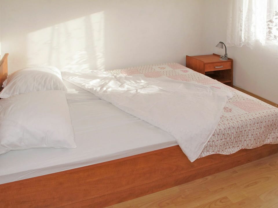 Bed, Furniture, Bed Sheet, Bedding, Mattress, Bedroom, Room, Bed Frame, Property, Floor